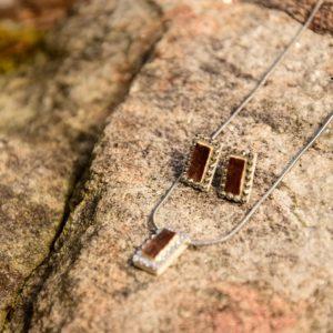 nausnice-obdelnicek-s-bilymi-kaminky (1)